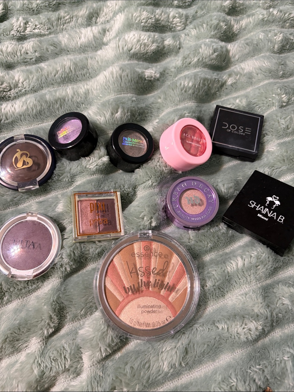 miscellaneous mini eye shadows and highlighter